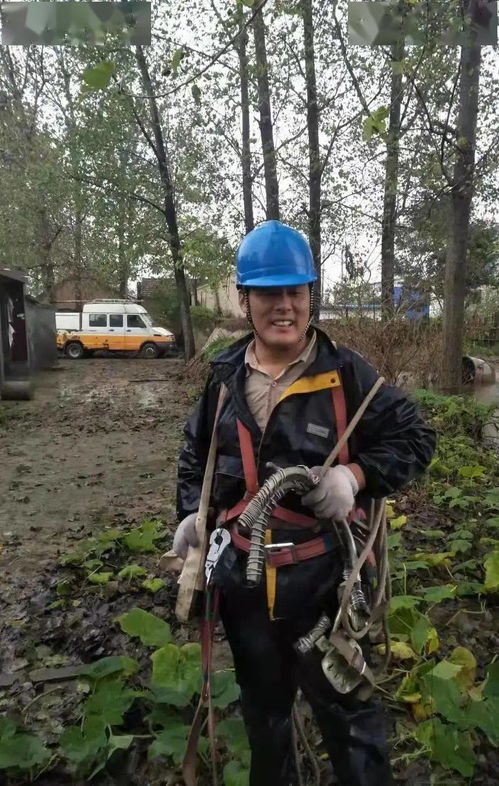 群众为抢修的子弟兵送水和水果_疏通道路、转移群众、灾后重建……抗击台风，人民子弟兵来了！