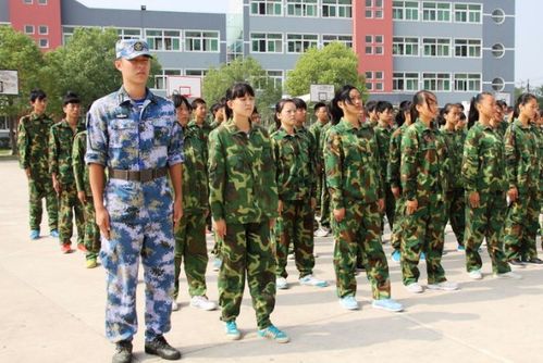 广西军训雨中跪滑_广西大学生雨中军训 充满血性 与帅气 网友说:这滑跪简直是军训界MVP