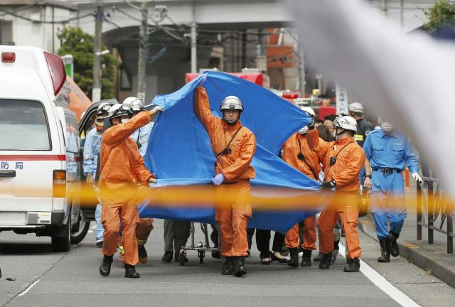 日本川崎13名儿童等校车时遭捅刺，凶嫌塌伤人或已致2死