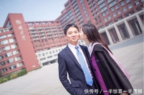 刘强东晒自己18岁照片 章泽天的一条评论亮了