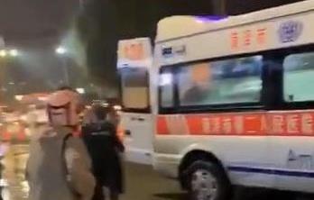 山东菏泽公交车与多辆电动车连撞,致2死3伤,司机跪雨中苦苦哀求