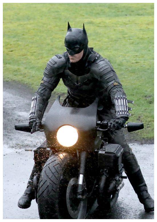 蝙蝠侠片场照: 蝙蝠侠现身 黑暗骑士骑摩托亮相