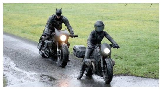 蝙蝠侠片场照: 蝙蝠侠现身 黑暗骑士骑摩托亮相