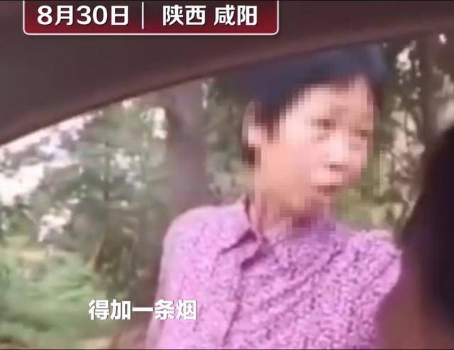 新人婚礼途中被村民拦车要烟称闹婚图喜庆,网友:这是敲诈勒索