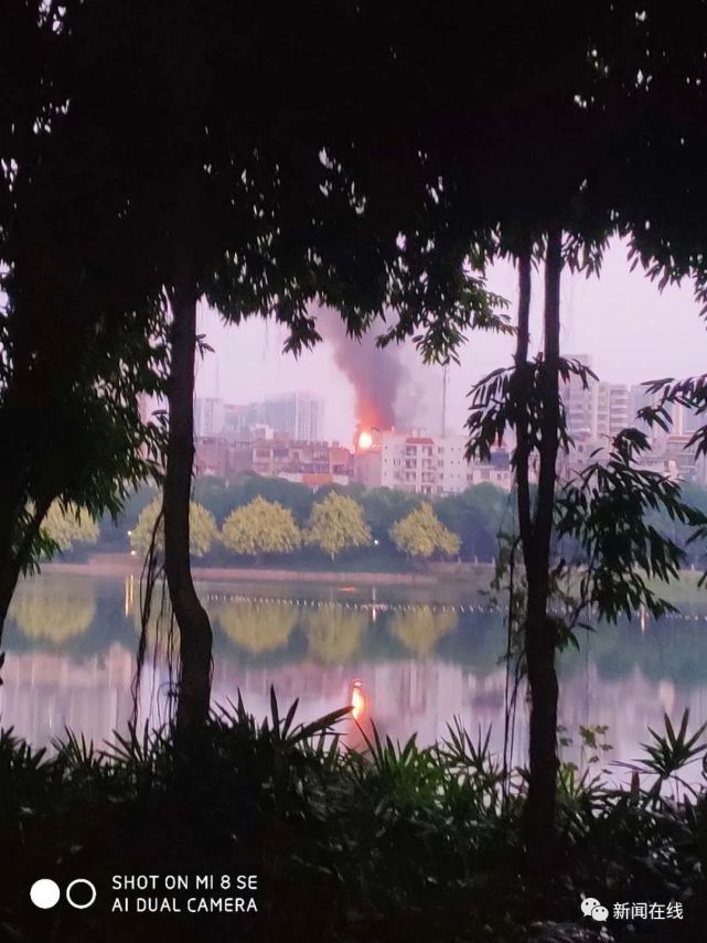 南宁一小区楼顶烧成火海现场画面曝光 黑烟滚滚有玻璃落下