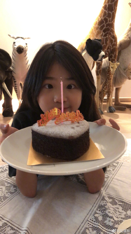 曹格女儿Grace10岁了 吴速玲晒照庆祝已变成美少女