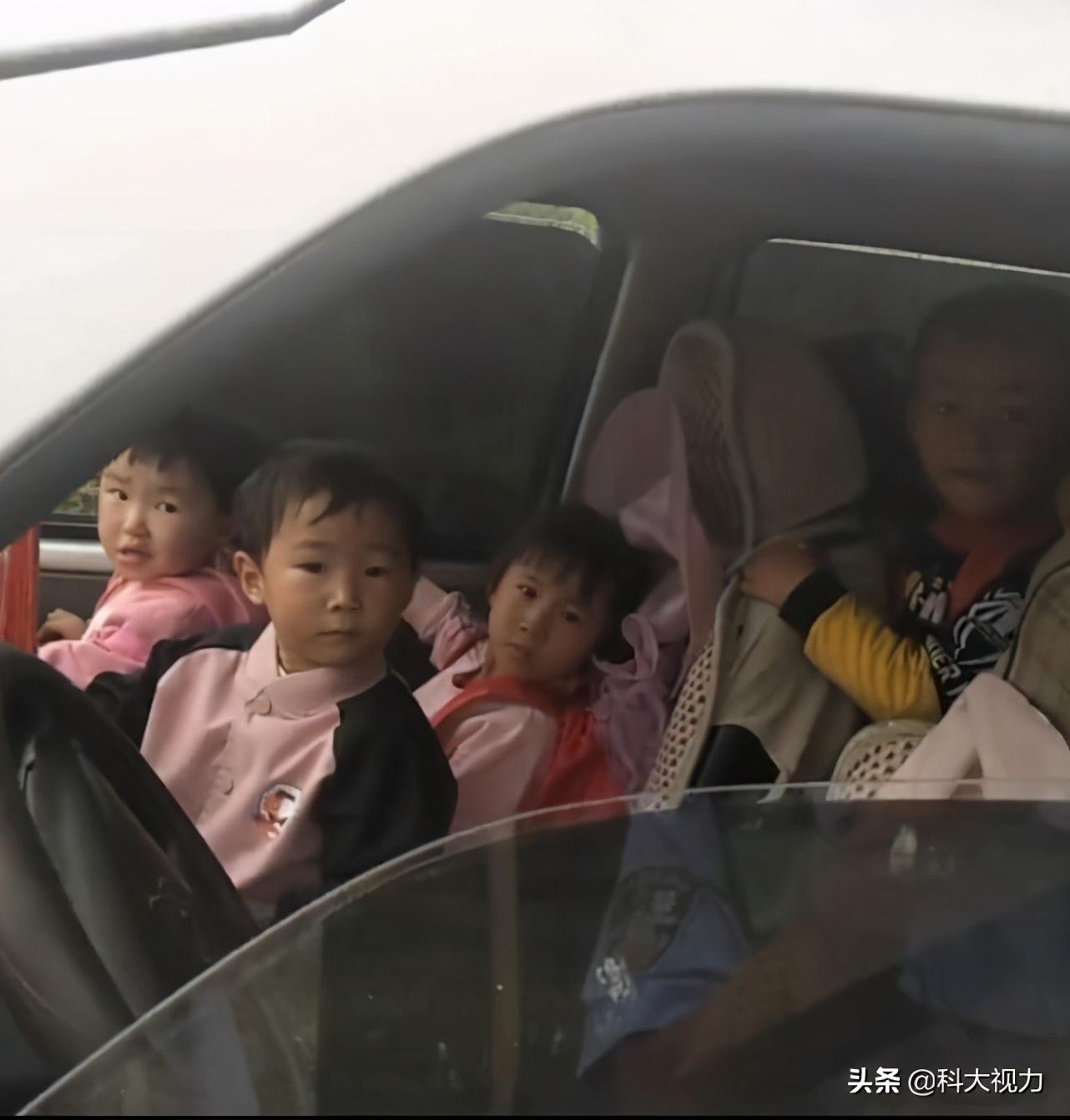 7座小车塞进33名幼童当校车，司机：每个小孩收费100元