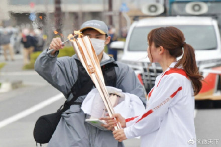 东京奥运会圣火传递途中意外熄灭 现场画面东京奥运火炬传递熄灭