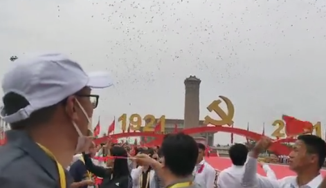 建党100周年大会结束 广场7万人冒雨歌唱祖国