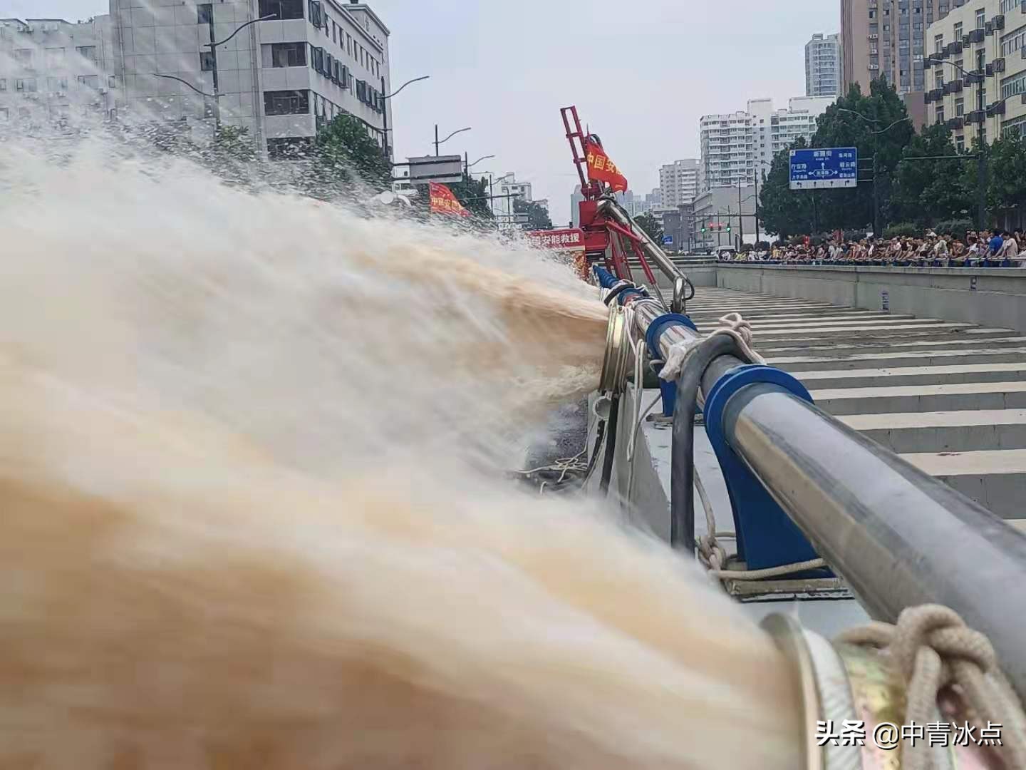 郑州京广隧道多人遇难 郑州京广北路隧道抽水现场图片公布