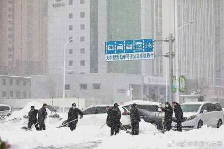 积雪破纪录,居民战雪 东北大暴雪来袭