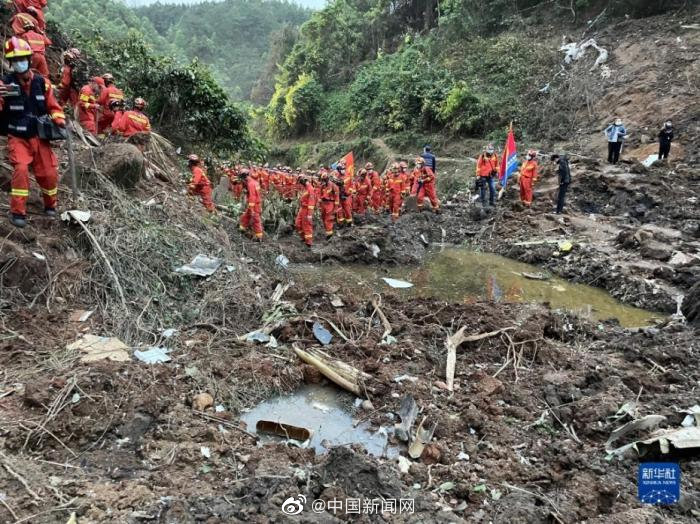 家属在附近山坡布置了祭奠平台 已搜寻到遇难者遗物21件飞机残骸183份