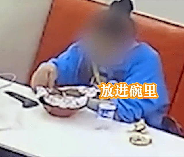 女子为吃15元餐拔头发放碗里_视频监控曝光