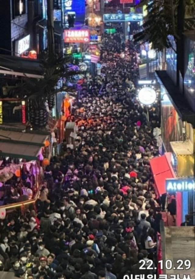 你是故中夜店老板会开门吗为什么 韩国件中,夜店老板见死不救拒开门,被批太冷血!