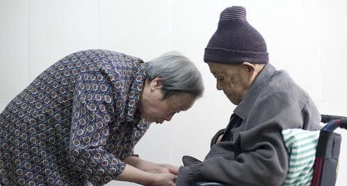 当低龄老人照顾高龄老人