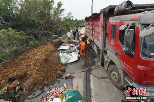 大货车把小汽车给压扁了