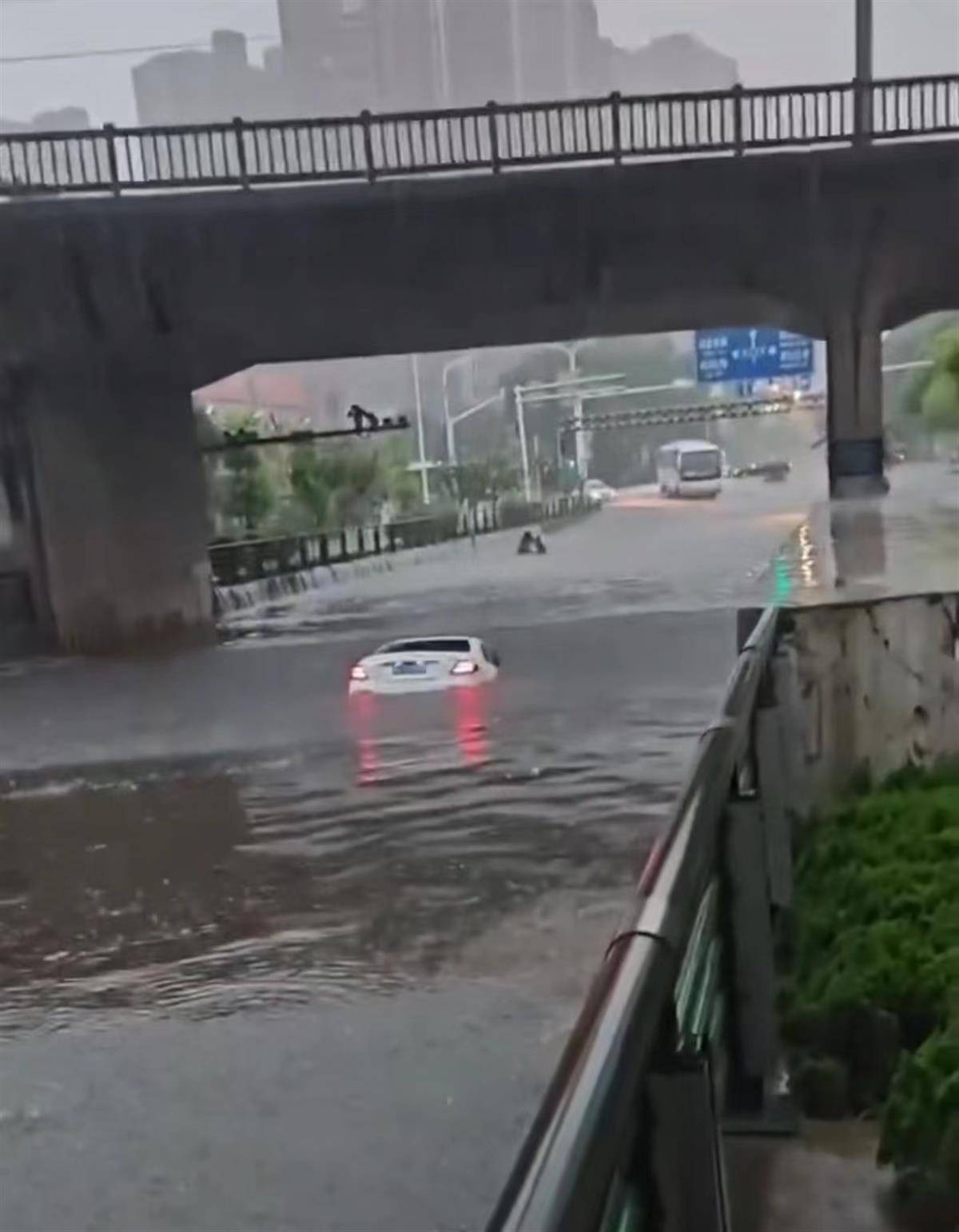 江苏一女子骑车冲入积水涵洞溺亡  江苏镇江暴雨致一涵洞积水1.4米深