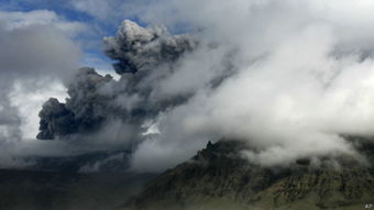 探访冰岛火山喷发危险区_冰岛西南部地震活动频繁 走进火山喷发危险区格林达维克镇