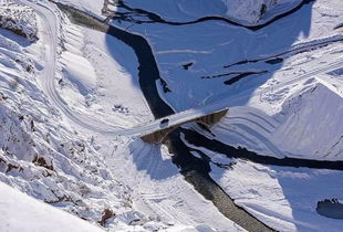新疆巧克力色大峡谷和雪山同框_冬日里新疆昌吉努尔加大峡谷犹如水墨丹青