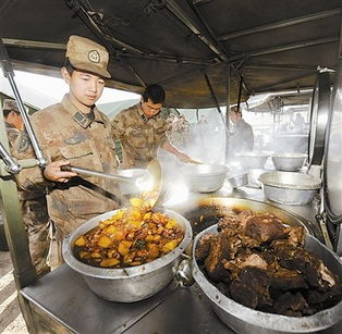 震区野战炊事车1小时做300人饭菜_边赶路边做饭！新型高原炊事车刚到震区，炊事员便端下了600份快餐热食