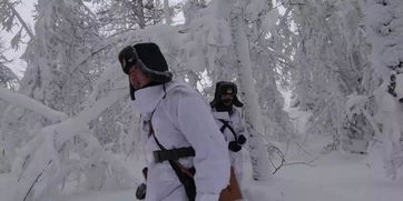 他们在齐腰深的雪中巡边_新疆民警携护边员齐腰深积雪中巡边