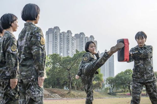 武警女兵进行课目训练太帅了_飒！武警女兵开展多课目训练