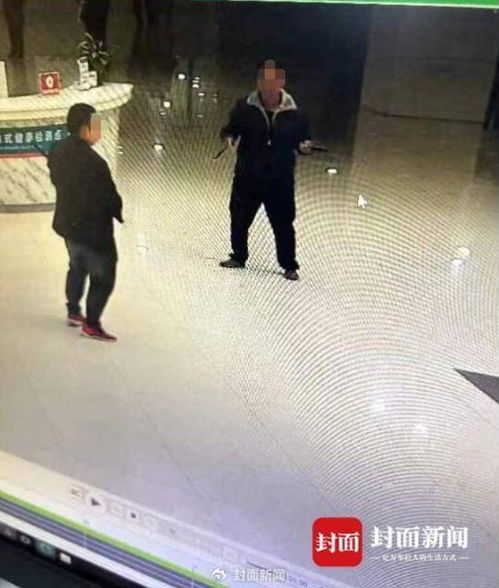 男子在伤人案现场帮忙运送伤者_云南镇雄医院伤人案：男子现场大声呼喊示警，协助医护运送伤者