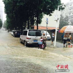 直击南宁特大暴雨_"南宁遭遇罕见特大暴雨：直击城市内涝现场与紧急救援行动"