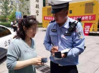 民警出警遇热心小孩人力导航_机灵！3岁萌娃走失自当“导航”，还带着民警找到家