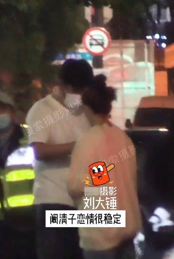 阚清子与未婚夫出门逛街_阚清子与未婚夫逛街：一前一后，稳定如初