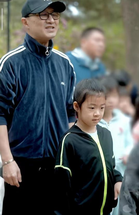 汪峰参加女儿运动会_汪峰参加女儿学校运动会，8岁醒醒长高不少，露正脸和爸爸长超像