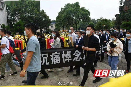 亲人战友眼含热泪送邱建军最后一程_身中15刀仍紧追歹徒，牺牲民警邱建军遗体告别仪式今日举行