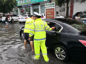 临沂遭遇暴雨交警骑车贴心喊话_暴雨来袭！临沂公安交警“雨”你同行