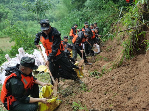 陕西强降雨致城市内涝武警紧急救援_陕西宝鸡强降雨子弟兵紧急救援