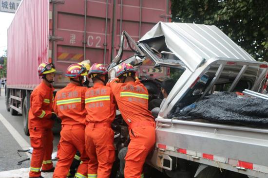 送医车辆遇滑坡民警冒雨救援_货车遇山体塌方被困 江城警方紧急救援