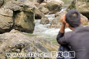 辽宁抚顺水库泄洪有人被冲走_网友称抚顺市大伙房水库有人被水冲走 当地救援队：已接到求助，正展开搜救