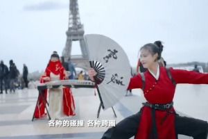 法国小姑娘展示中国武术_这才叫文化输出！两中国女孩在巴黎街头展示武术，老外看痴了