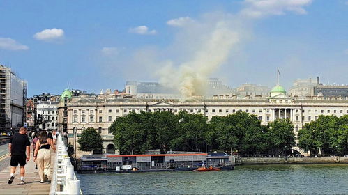 伦敦地标建筑萨默塞特宫发生火灾_英国伦敦地标建筑萨默塞特宫发生火灾