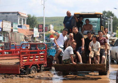 辽宁建昌受灾村怎么样了_辽宁建昌一村暴雨致灾，村民蹚水到村口取物资