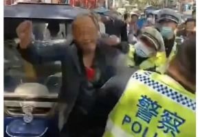 警方回应民警出勤被男子打倒抽搐_一辅警被男子打倒抽搐！警方通报