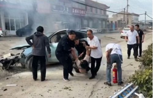 交警调查哪吒电车突然加速撞花坛事件_电车诡异加速撞花坛后自燃！司机称突然失控，4S店：事发时连续踩油门13秒，交警介入