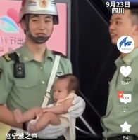 兵哥哥执勤时被宝妈塞了一个娃_来自兵哥哥的安全感！宝妈有事把宝宝交给车站兵哥哥，三人一脸懵