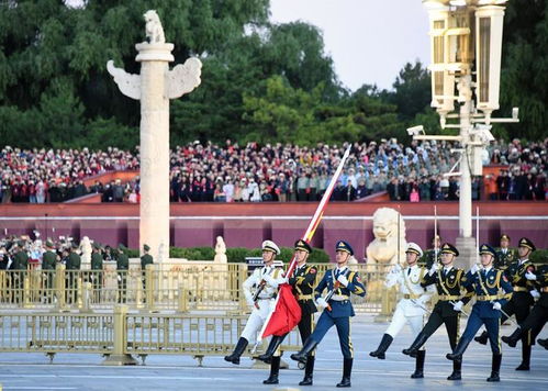 国庆当天12.3万人观看升国旗仪式_中国式浪漫！12.3万人天安门广场观看升旗仪式