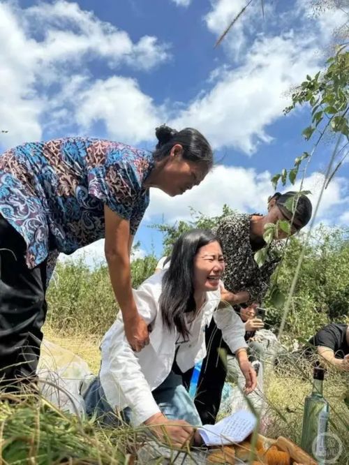 杨妞花庆幸自己挺身而出_庭审现场的余华英始终恶狠狠地盯着杨妞花，杨妞花道出真实原因