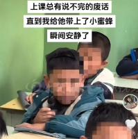 给爱说话学生戴小蜜蜂的老师离职_给学生戴小蜜蜂的女老师离职，深刻反思压力下的选择