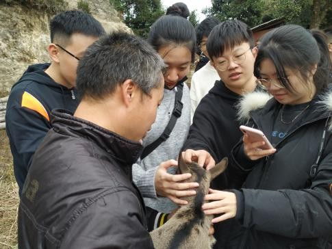 章昊回福师大了_中国大学生勇闯韩娱，初舞拿下C位，曾是福师大校园十佳歌手！