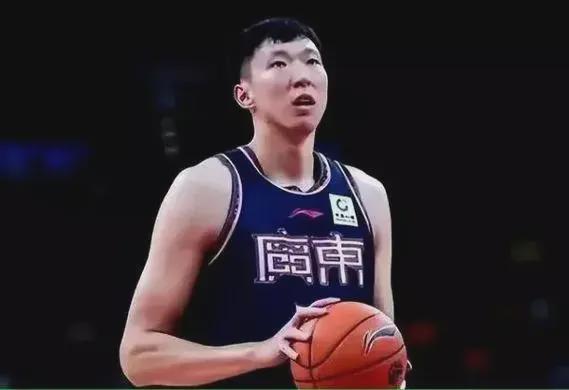 周琦23分13篮板_无奈空砍，周琦全场出战30分钟，罚球15中6得到23分13篮板