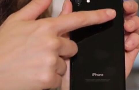 iPhone 7/7Plus亮黑色耐磨测试:娇贵无比
